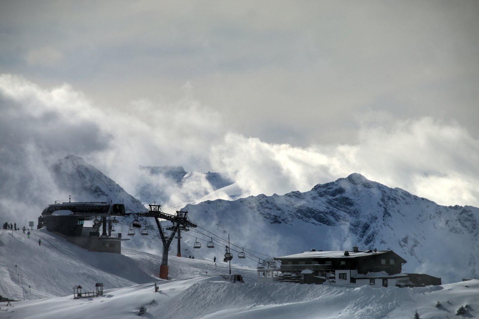 Kettingbahn hatüléses, mellette a Hochzeller-Alm hütte, háttérben a Magas-Tauern