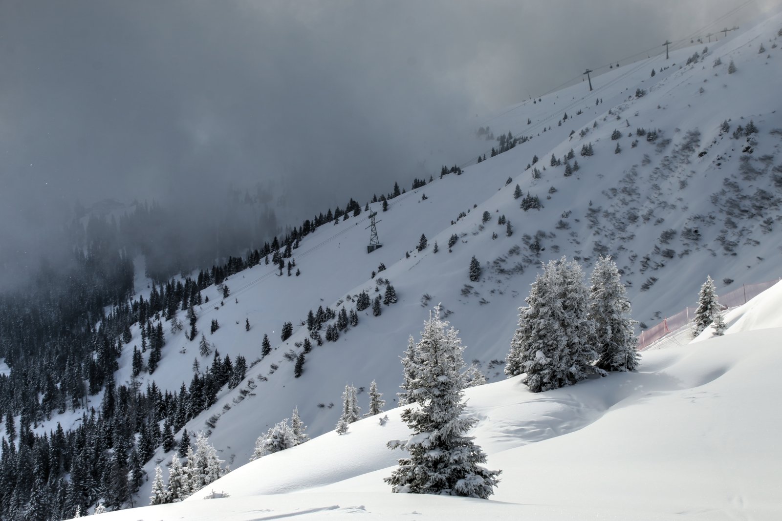 Dél felől érkezik a felhőzet, a háttérben a TrassXpress kabinos