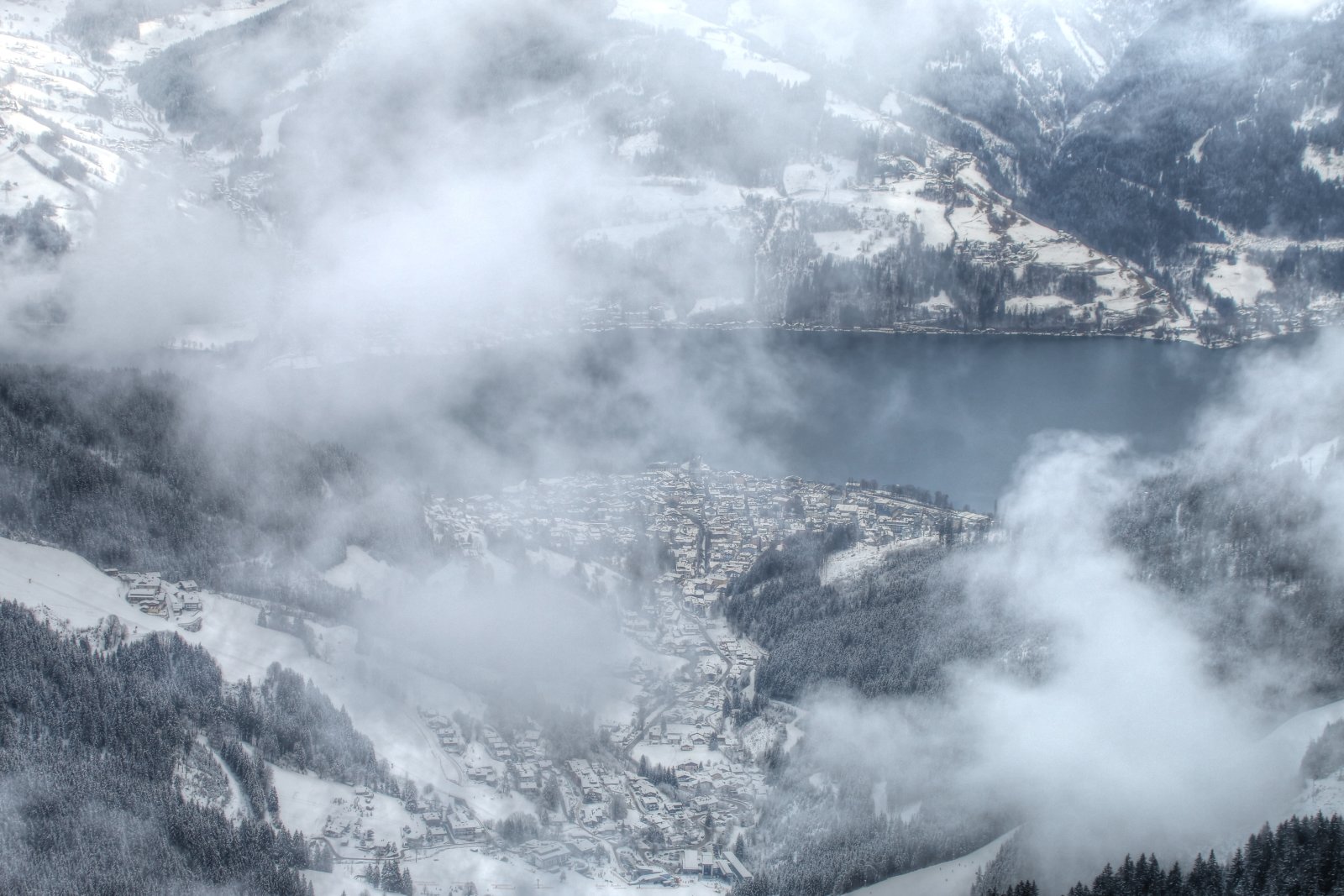 Zell am See városa a felhőfoszlányok alatt