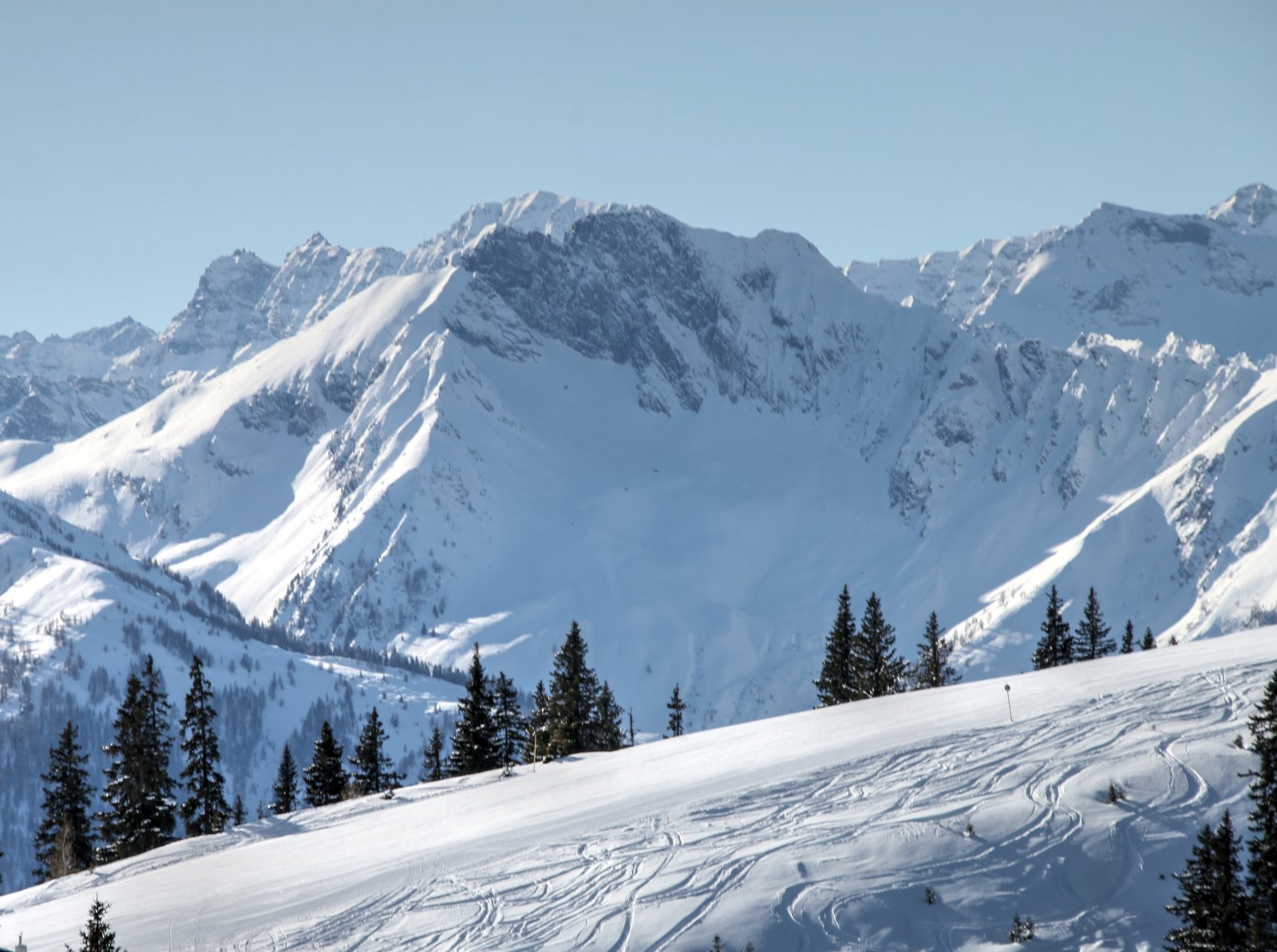 A Hahnkopf lift melletti kék pálya és a Magas-Tauern hegyi világa