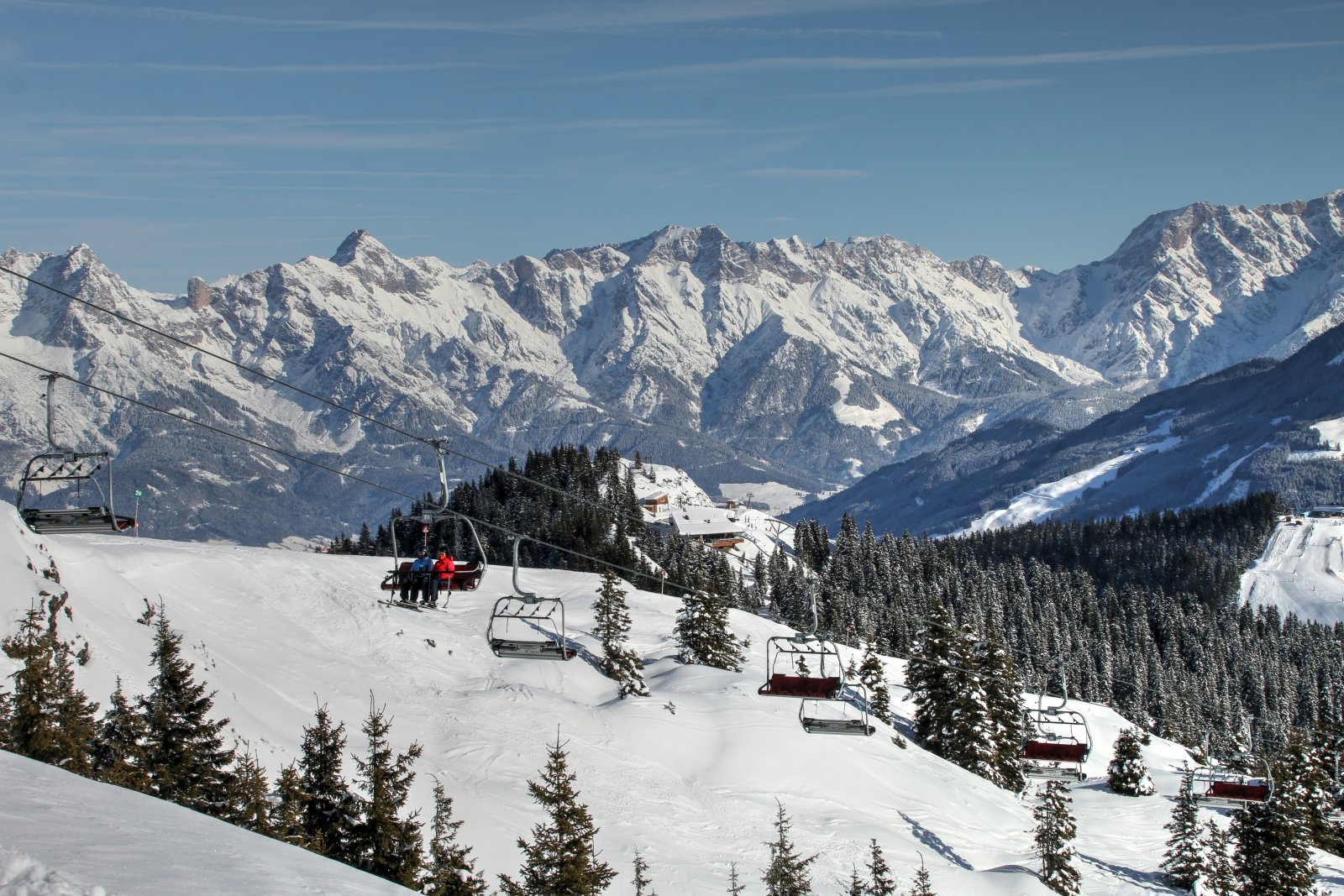 A Sonnengratbahn négyüléses, háttérben a Steinernes Meer impozáns vonulata