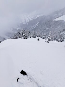 Egyik kedvenc tisztás bizonyos részein 40 fokos lejtővel, így kellőn biztos lavinahelyzetet igényel