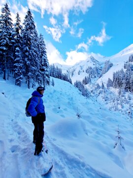 Ez a tisztás előszezonban jellemzően csak felülről csúszható, később szinte teljesen besimul és a kisebb fenyők eltűnnek 