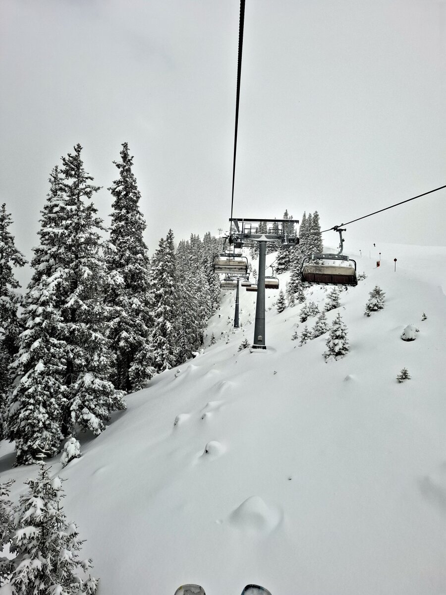 A Breiteckbahn alatt (délies) már csaknem virágzott a rét, ugyanott most freeride volt soron