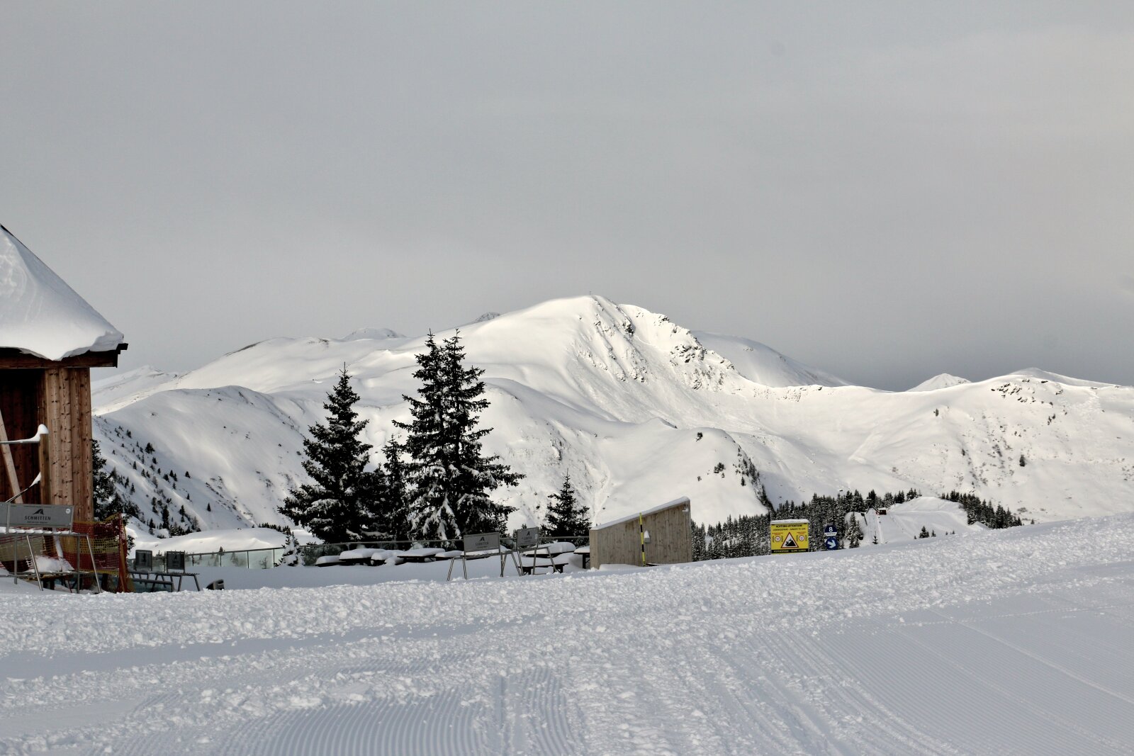 A Franzl panorámaétterem, háttérben a majd' 2100 m magas Maurerkogel