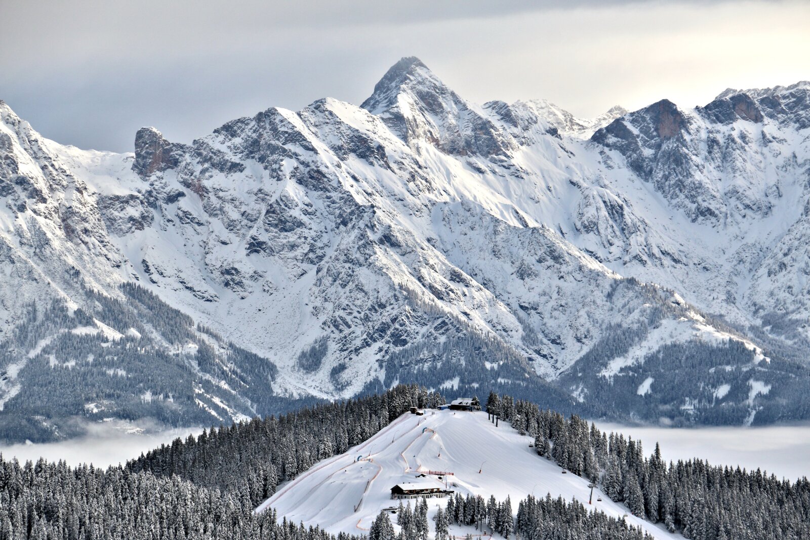 A Sonnenalm pályái háttérben a Steinernes Meer és Hochkönig vonulata