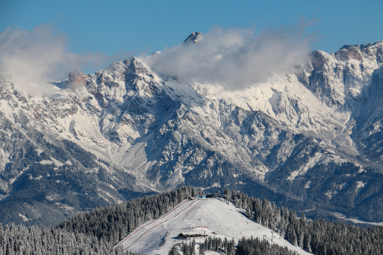 A hatüléses Hochmaisbahn teteje, kicsivel alatta a nagyszerű hütte: Schmiedhofalm