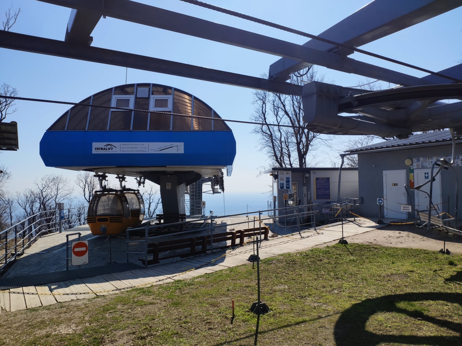 Kabinos lift két hegy között