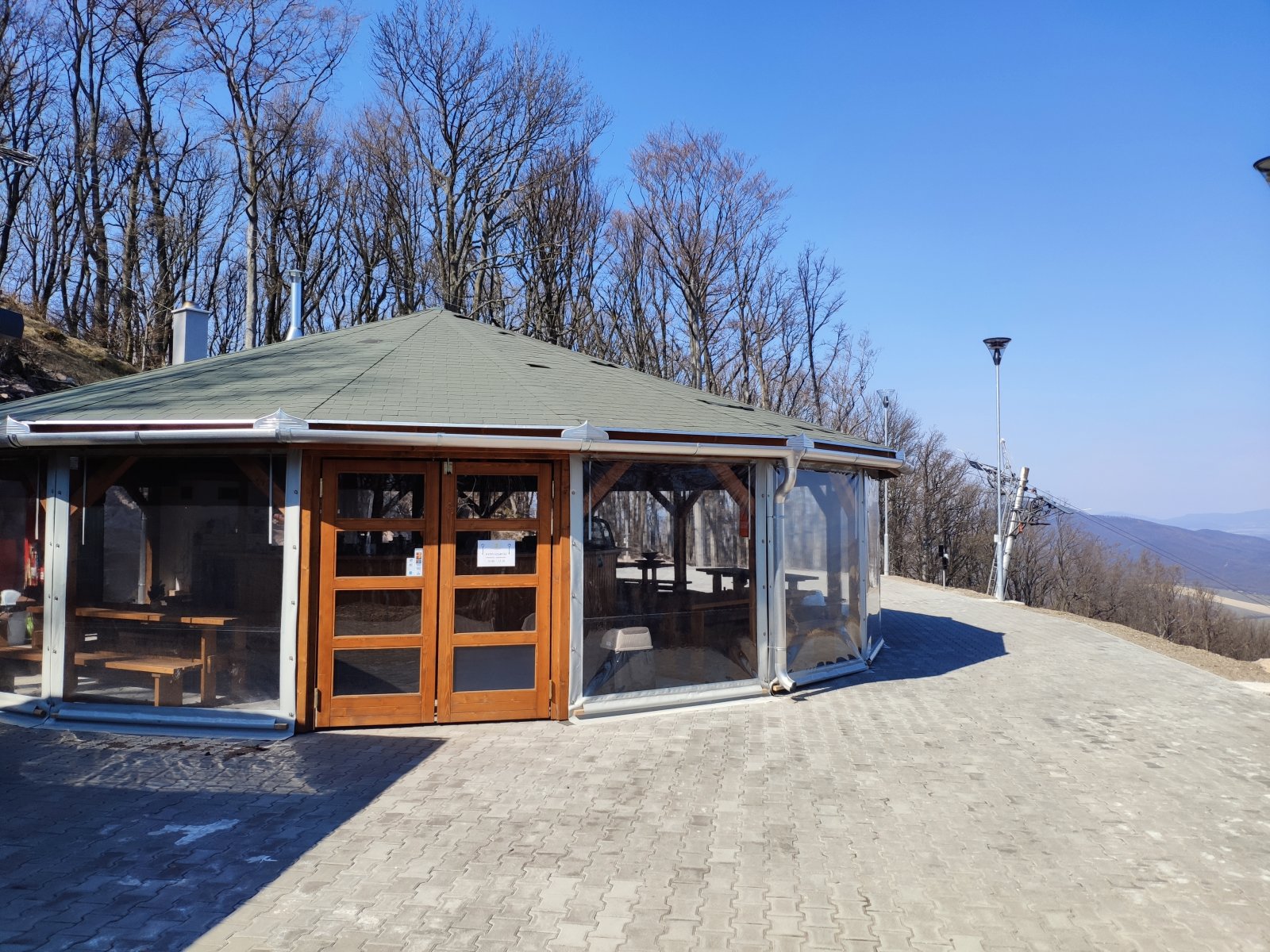 Új körhütte a hegyen, panorámával. Gondolom 4 évszakos működés.