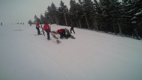 Ritka eset, sérülés történt a sípályán, munkában a hegyimentők.