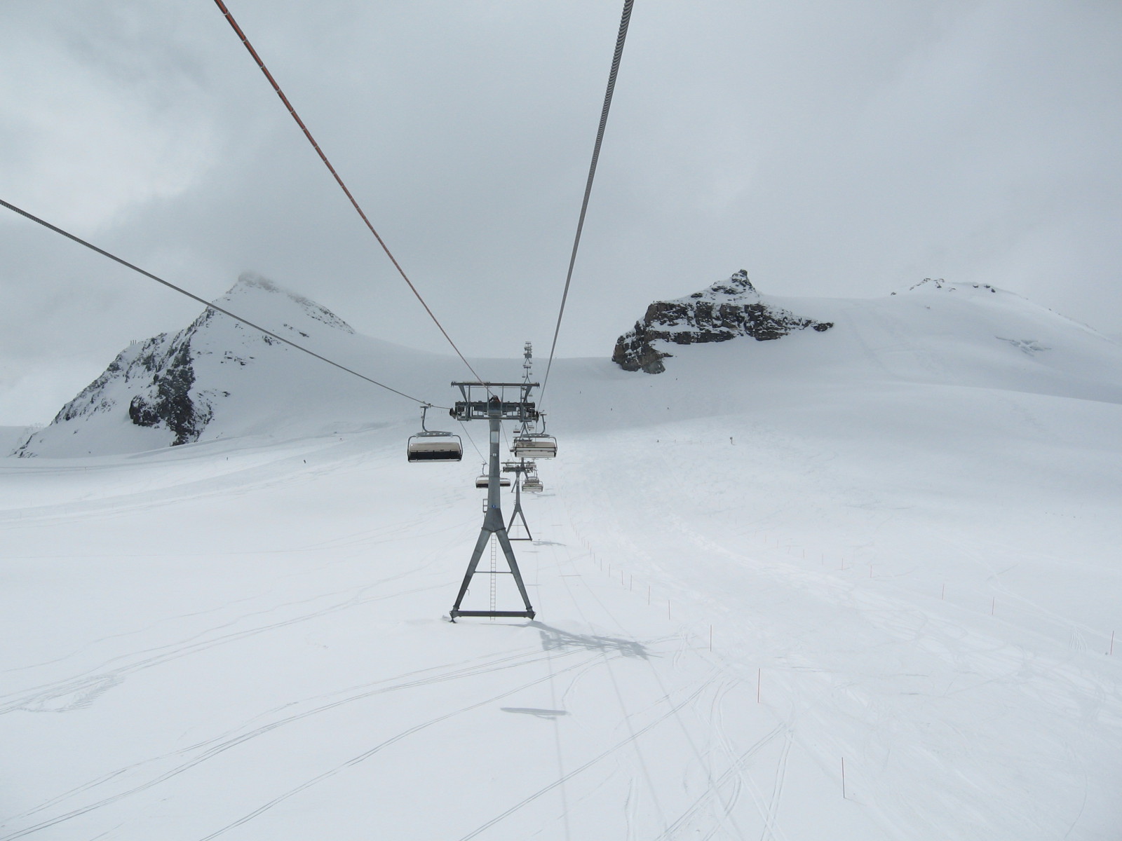 Tavaszi síelés Zermatton - Fotó: Dezső Zsolt (a kép 2010. május 4-én készült) Oldalt két pálya, középen a hatüléses lift Trockener Steg-től