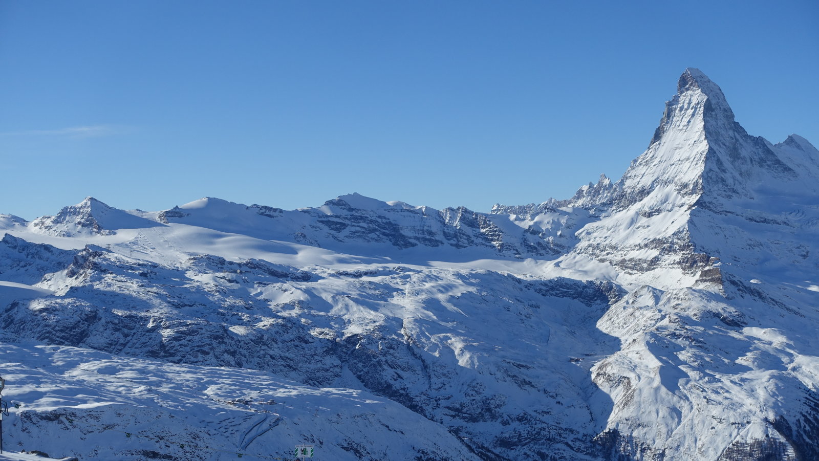 Panoráma a Rothorn-ról, bal oldalon a fun park a Glacier Paradise-ban