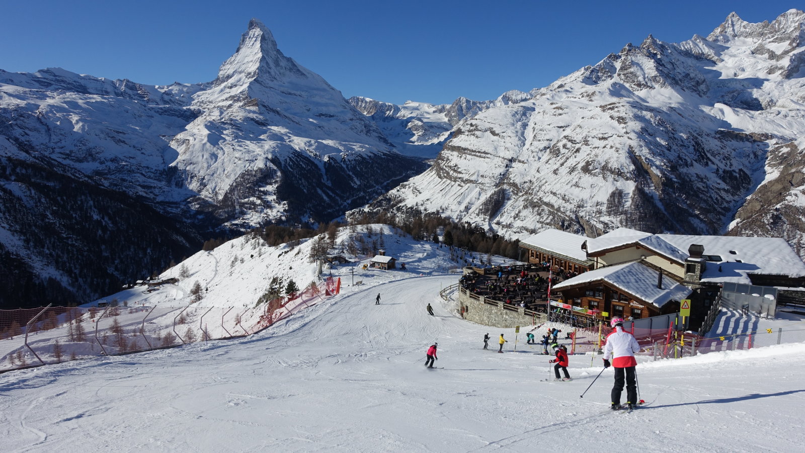 7-es pálya a Sunnegga 2288 étteremmel a jobb oldalon