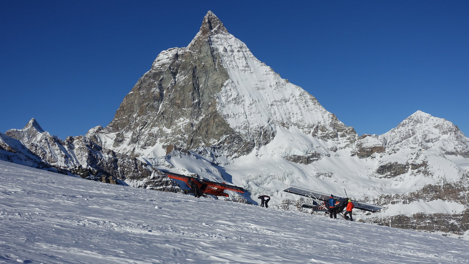 Van aki a saját repcsijével jön fel, 71-es pálya mellett