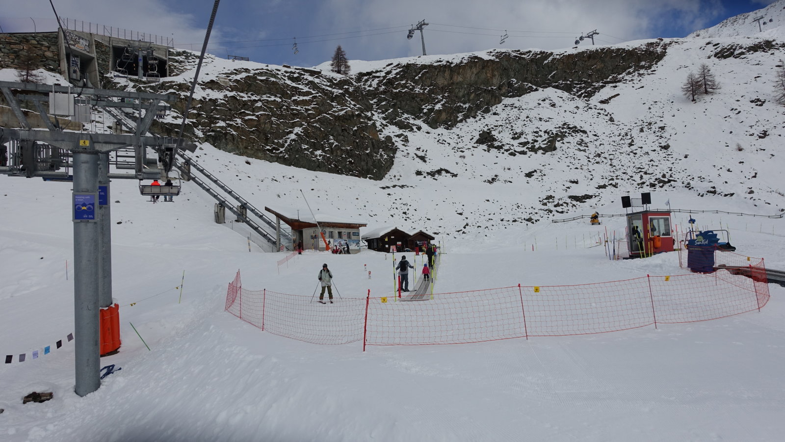 Bébi sisuli a 2288m Sunnegga állomás alatt közvetlenül