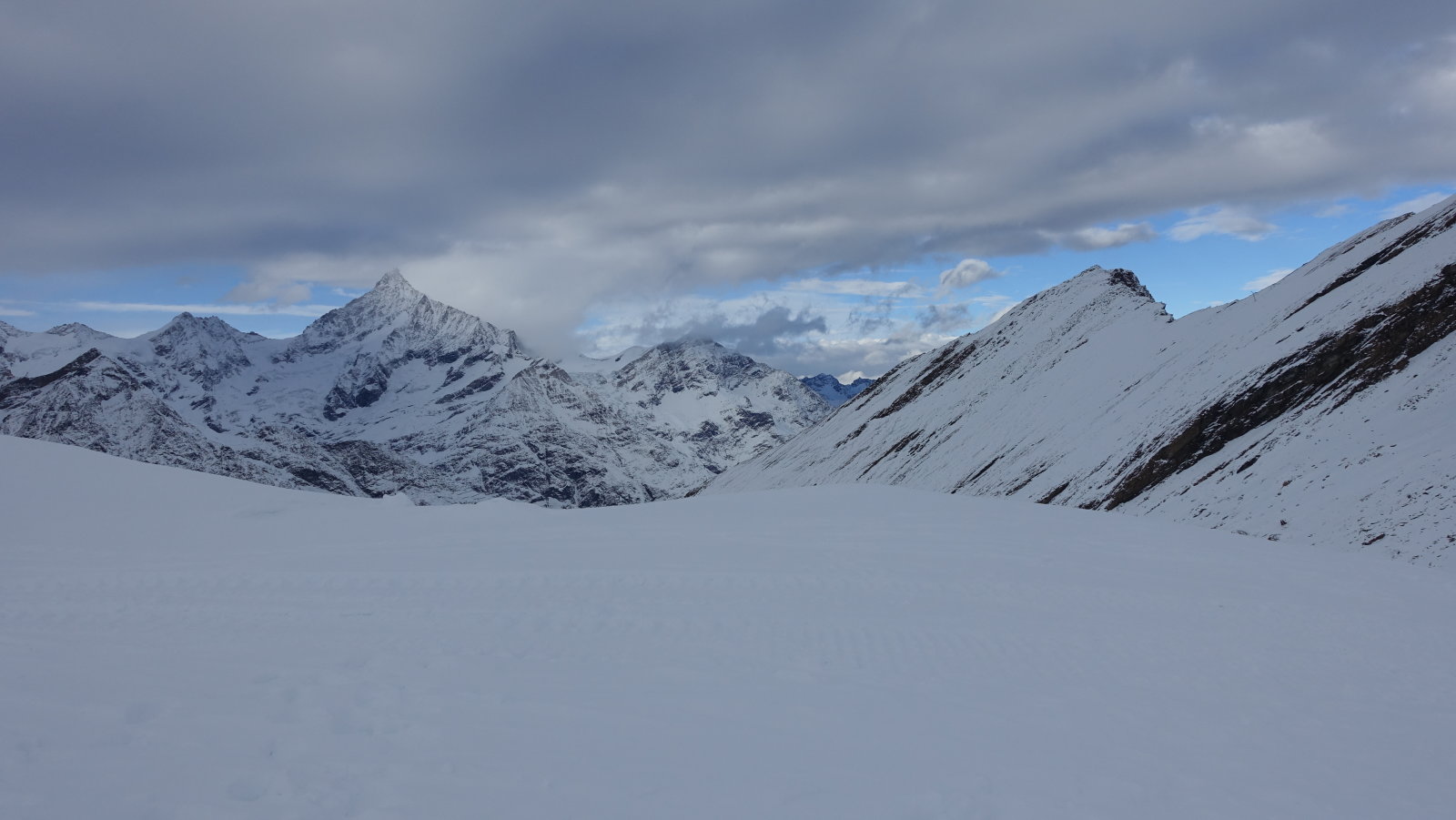 Panoráma a Rothornról 3103m, baloldalon a 4505 méteres Weisshorn csúcs