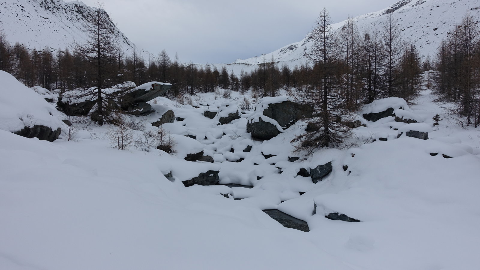 Patak a Findel gleccser völgy aljában