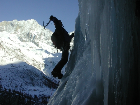 Jégfalmászás befagyott vízesésen