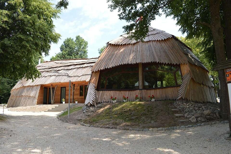 Duplájára bővítették és teljesen felújították a Dobogókői Sípálya tetején található Zsindelyes Vendéglőt.