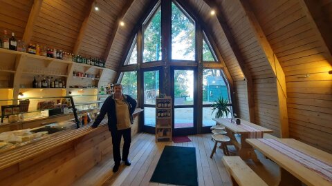 Lőrincz László, az étterem üzemeltetője, háttérben a régi sílift oszlopa