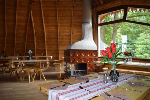 Hangulatos belső tér, tömörfa bútorokkal 