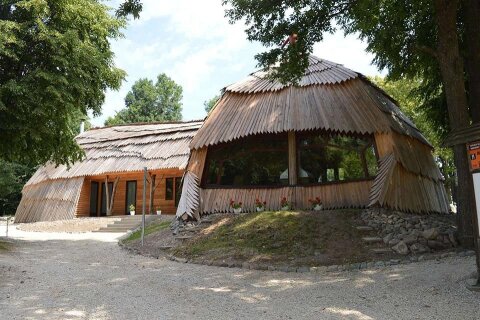 Duplájára bővítették és teljesen felújították a Dobogókői Sípálya tetején található Zsindelyes Vendéglőt.