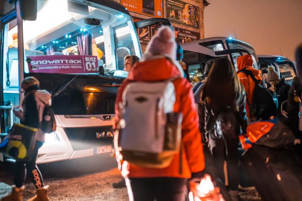 Több mint 30 busz indul egyszerre a Snowattackre | Fotó: Festival Travel