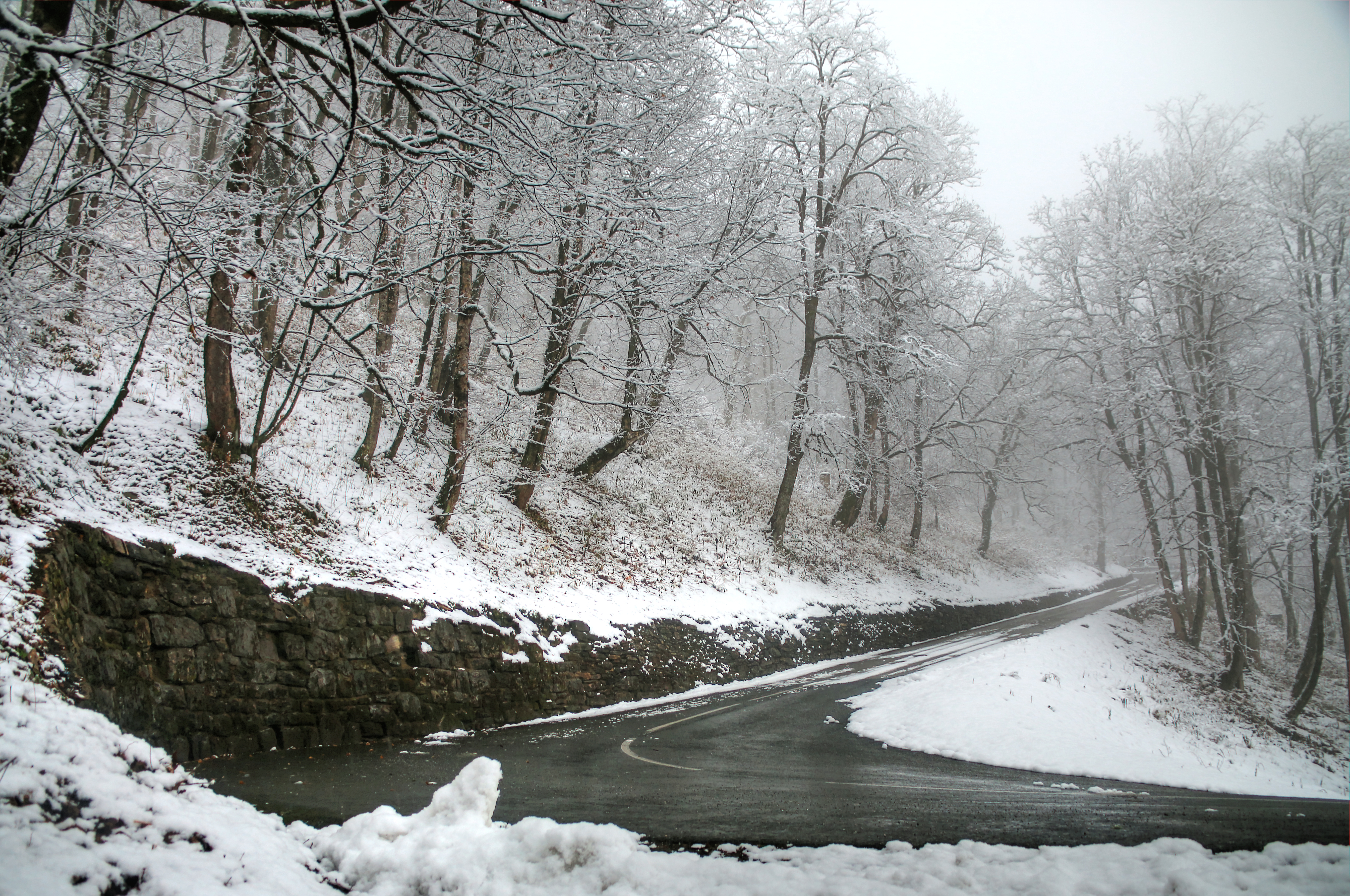 900 méter felett fehér hótakaró borítja a tájat a salzburgi Pinzgau régióban - fotó: Stánicz Balázs