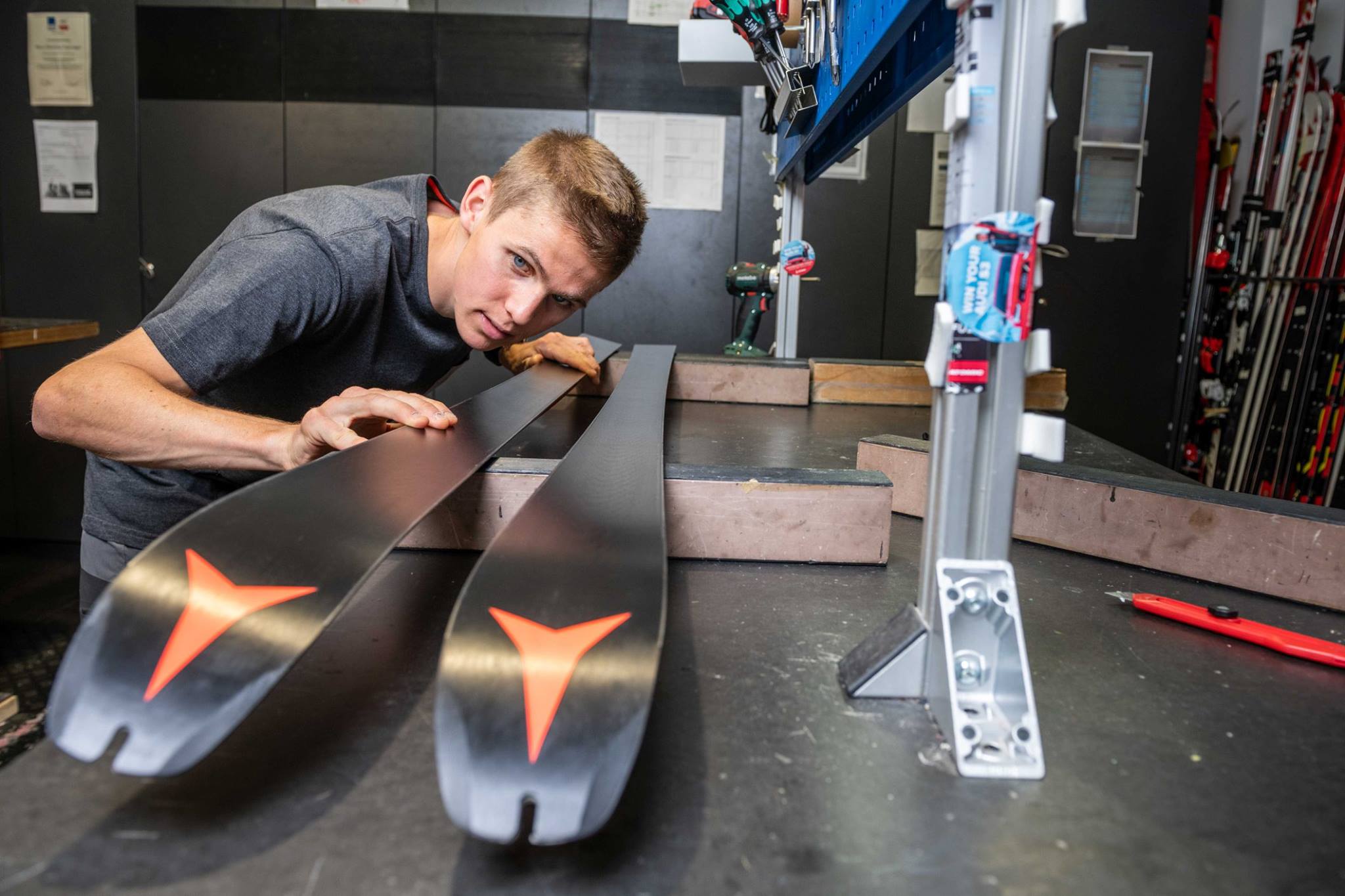 Síléc készül a Flachau melletti gyárban