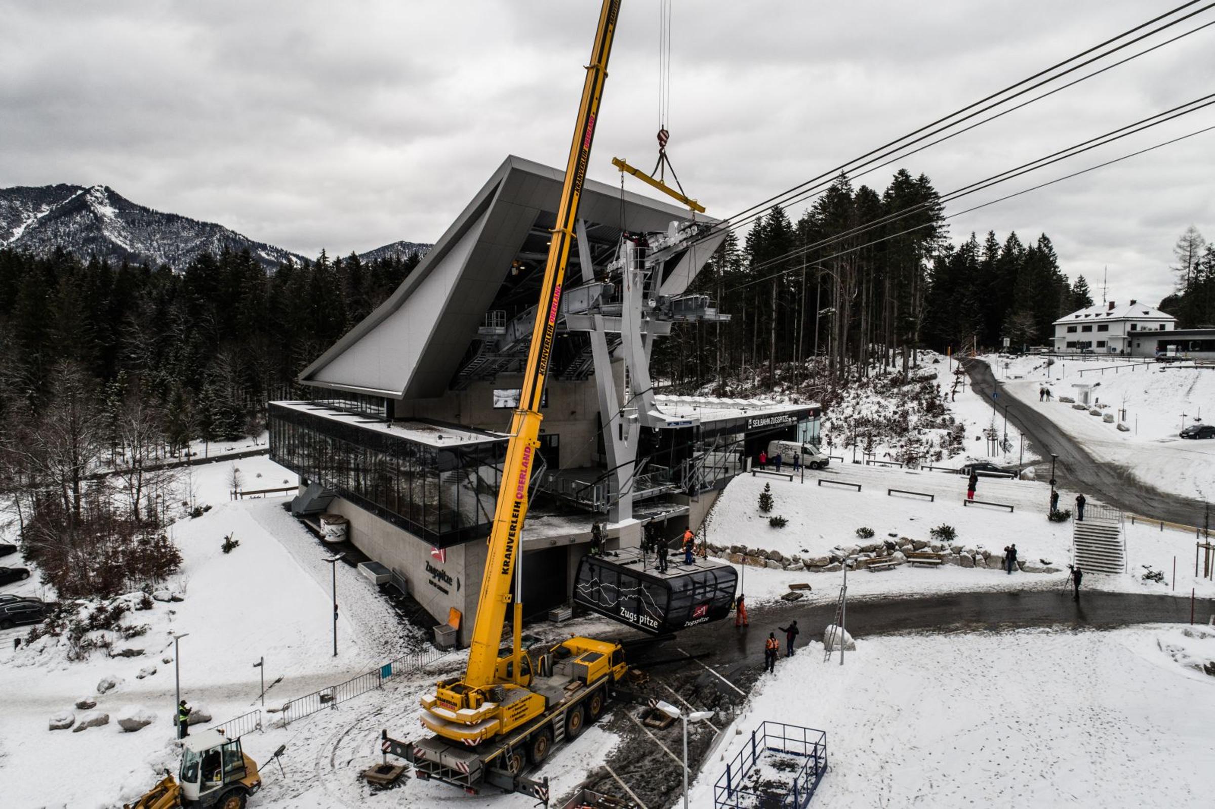 Beemelés daruval. Kép: Bayerische Zugspitzbahn Bergbahn AG