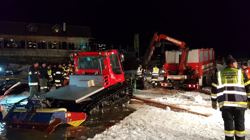 Este sötétben sikerült kihúzni a ratrakot a tó aljáról (Kép: Krumpendorf Tűzoltóság)