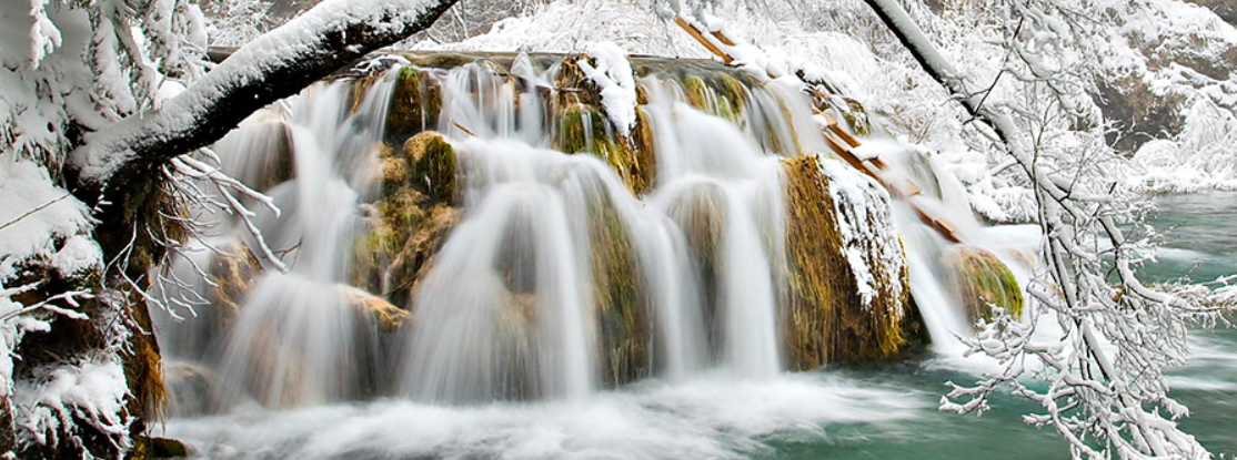 Mesés türkizkék színű tavak, gyönyörű befagyott vízesések, sűrű havas erdők