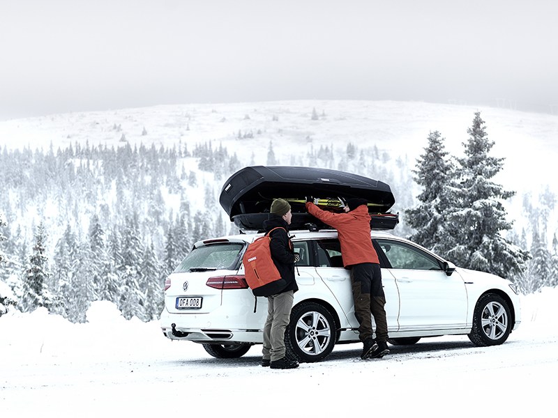 Tetőbox vásárlás előtt érdemes átgondolni, mennyit akarunk költeni, mire fogjuk használni, mekkora méretre van szükségünk, milyen színűt szeretnénk. Szintén fontos szempont az autó tetejének a terhelhetősége is.
