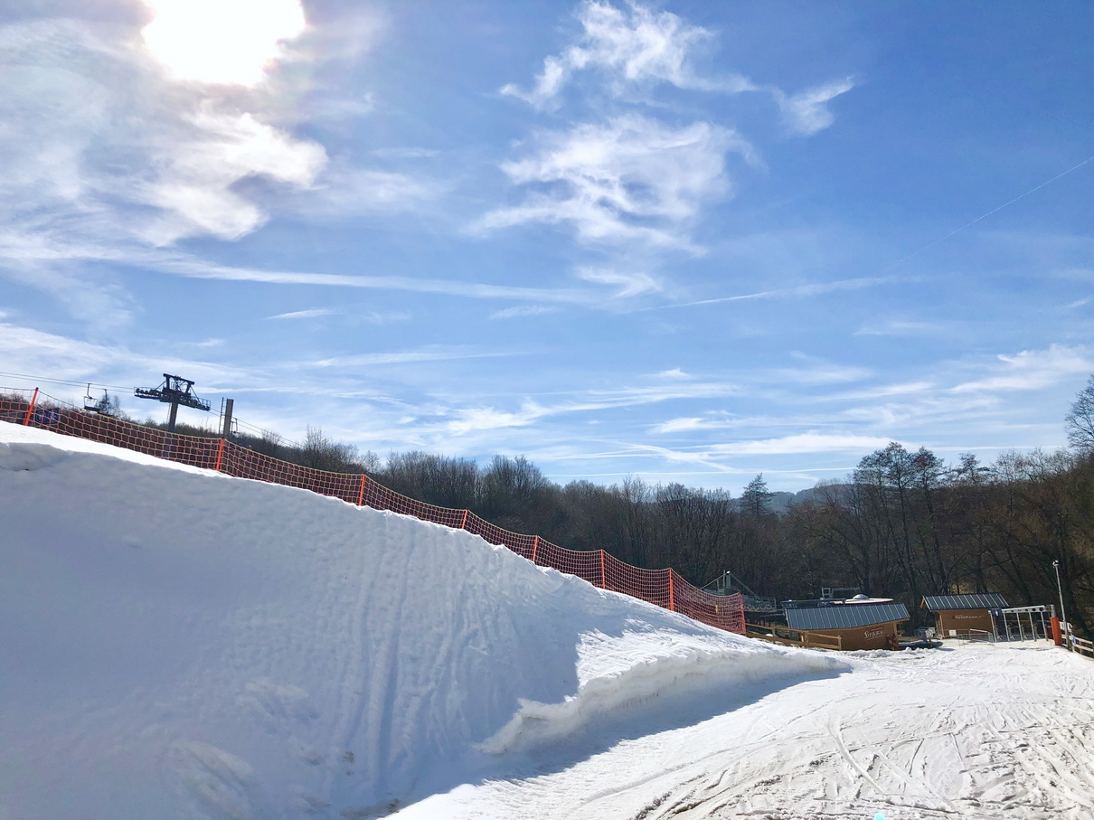 Előregyártott hó a pálya mellett