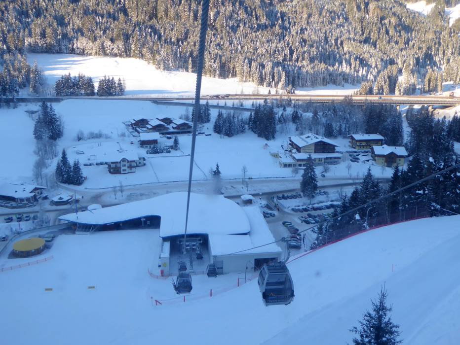 Zauchensee völgyállomás fentről, mögötte az autópálya hídja és a másik oldal