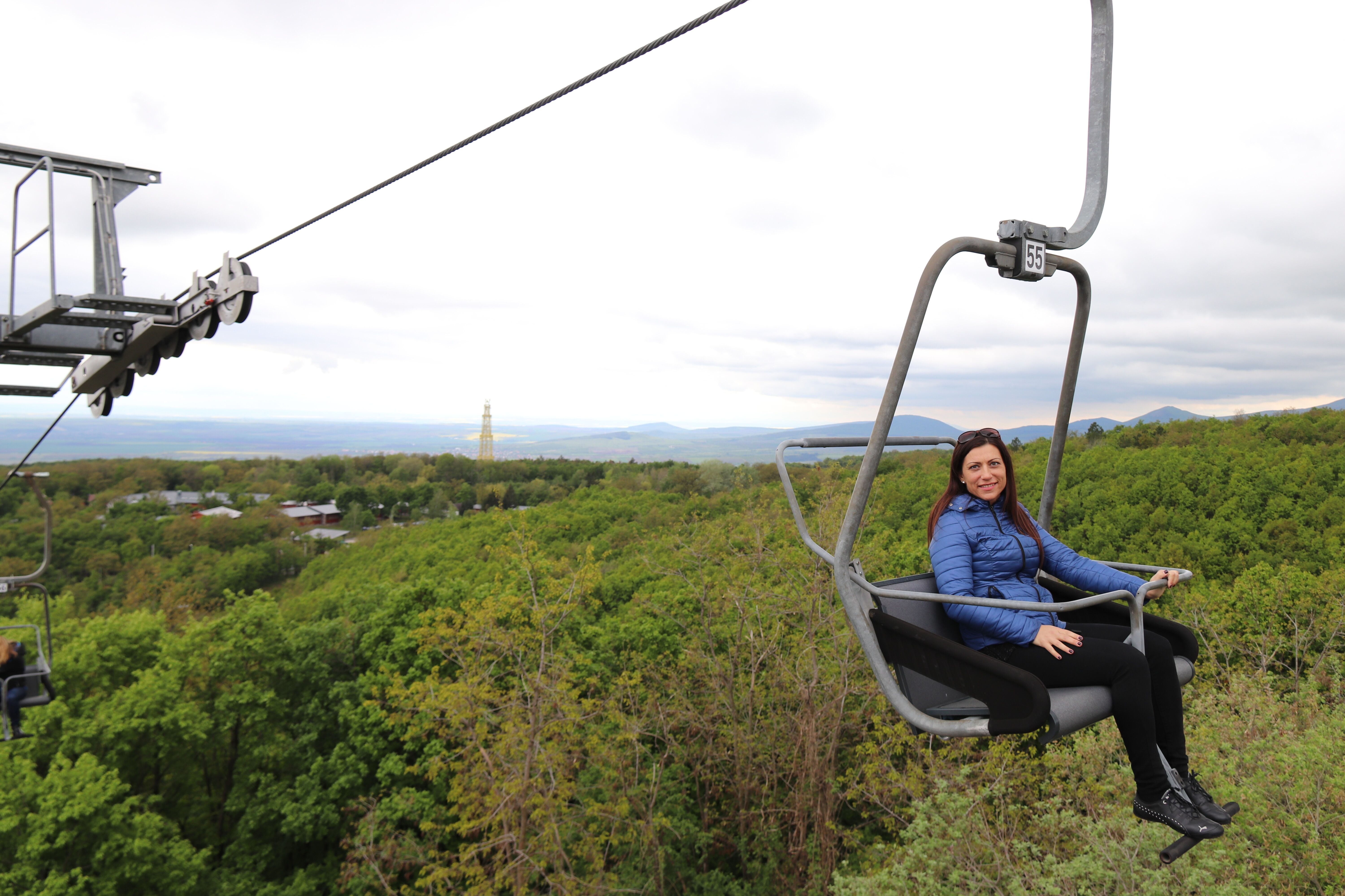 Mátra Libegő - háttérben a Sástó kilátója