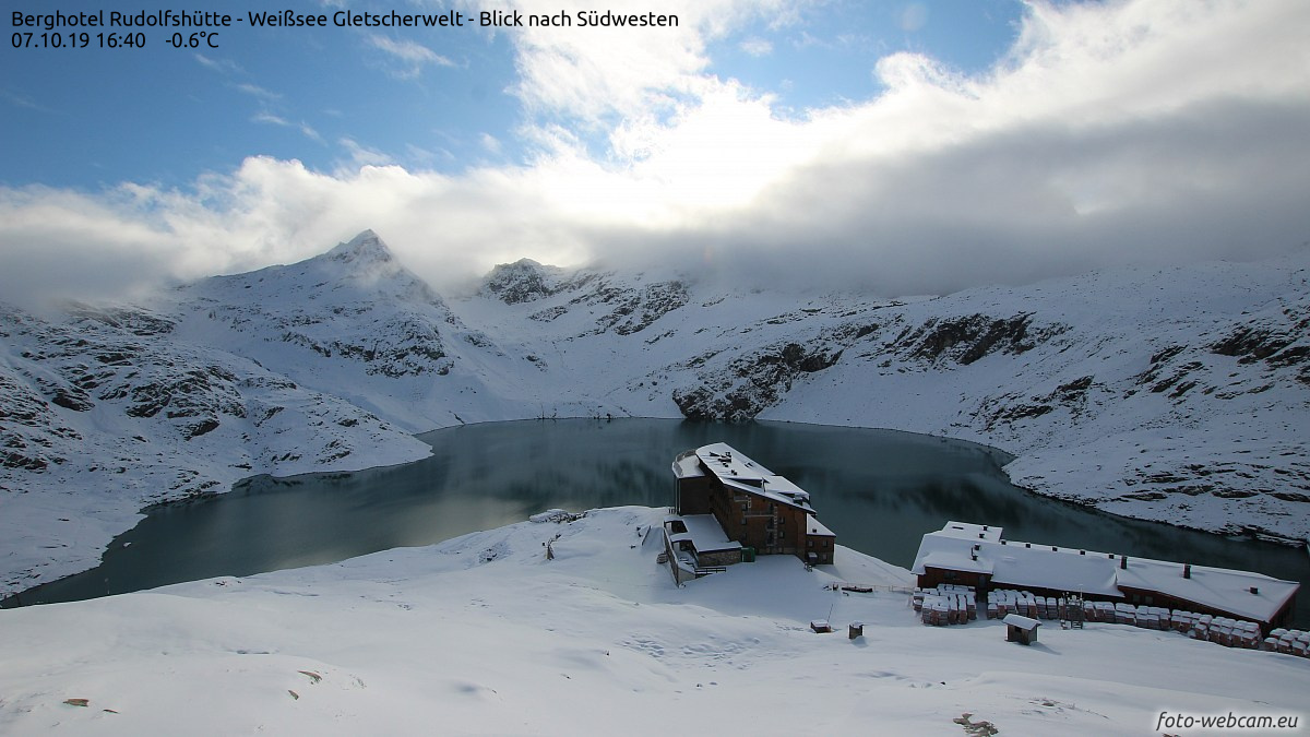 A salzburgi Rudolfshütténél már elkezdődött a felhőzet szakadozása - Fotó: foto-webcam.eu