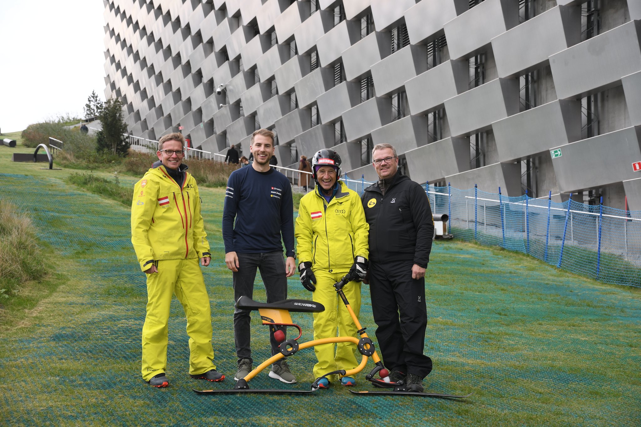 Osztrákok és dánok közösen a szemétégető sípályáján