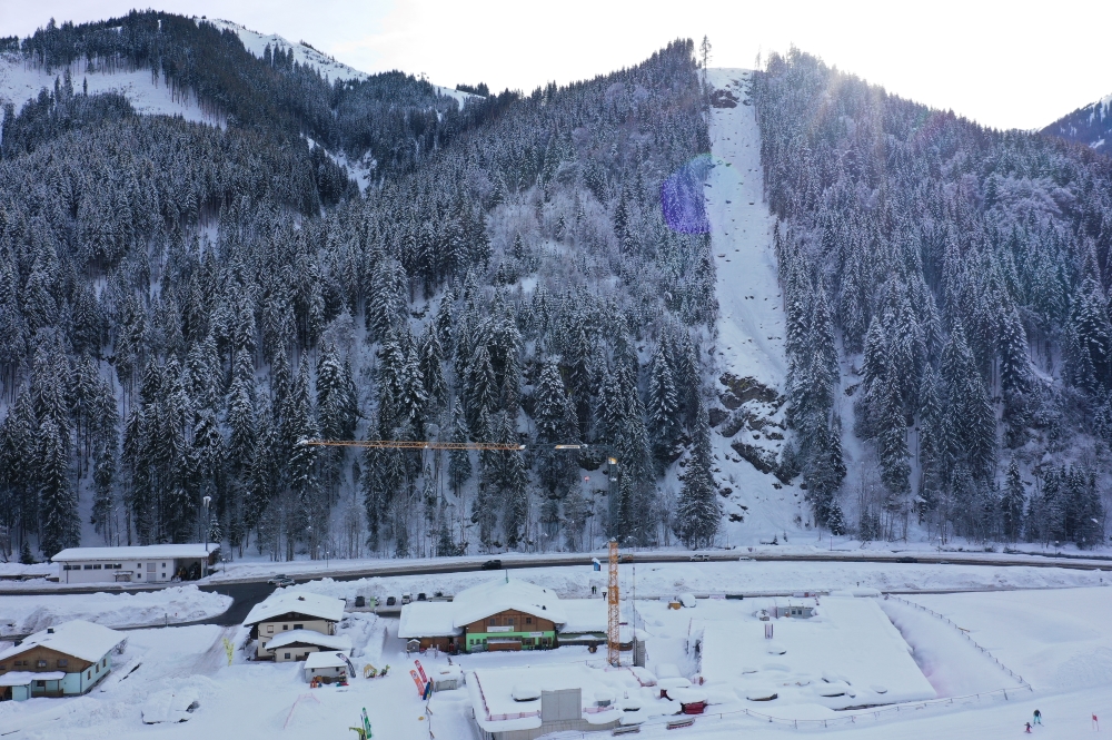 A kabinos nyomvonalának egy része Viehhofenből nézve - Fotó: Schmittenhöhebahn AG