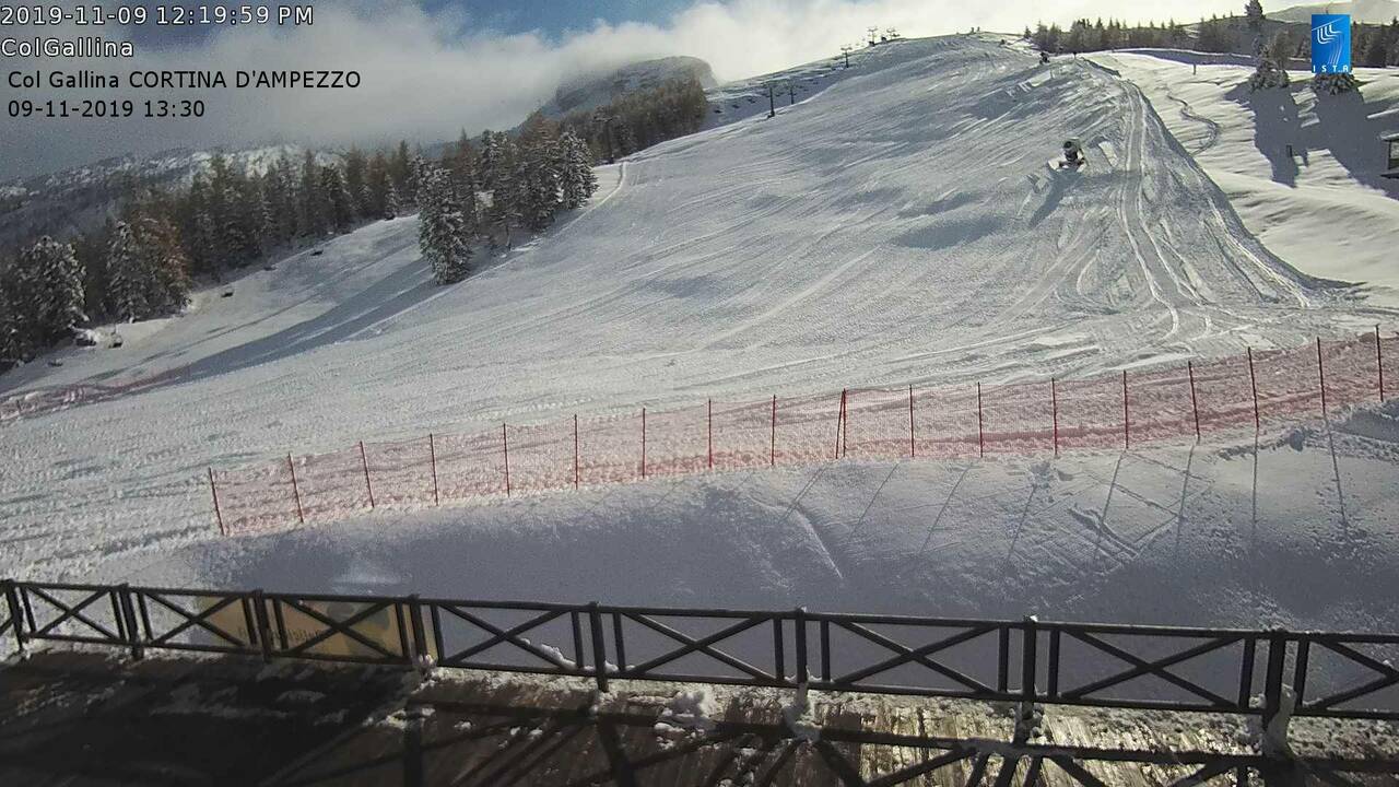 Készül a pálya, szombati webkamera kép