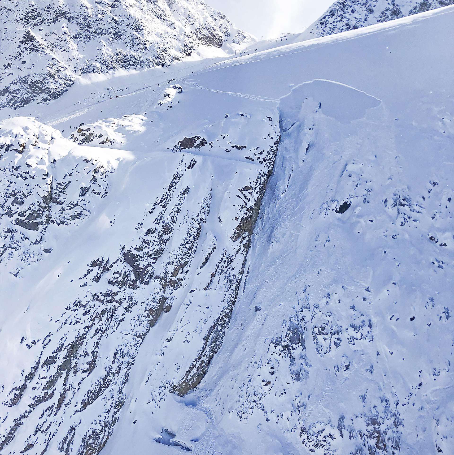 Jól látható nyomok a hegy tetején, a leomlás és a meredek hegyoldal (Kép: APA)