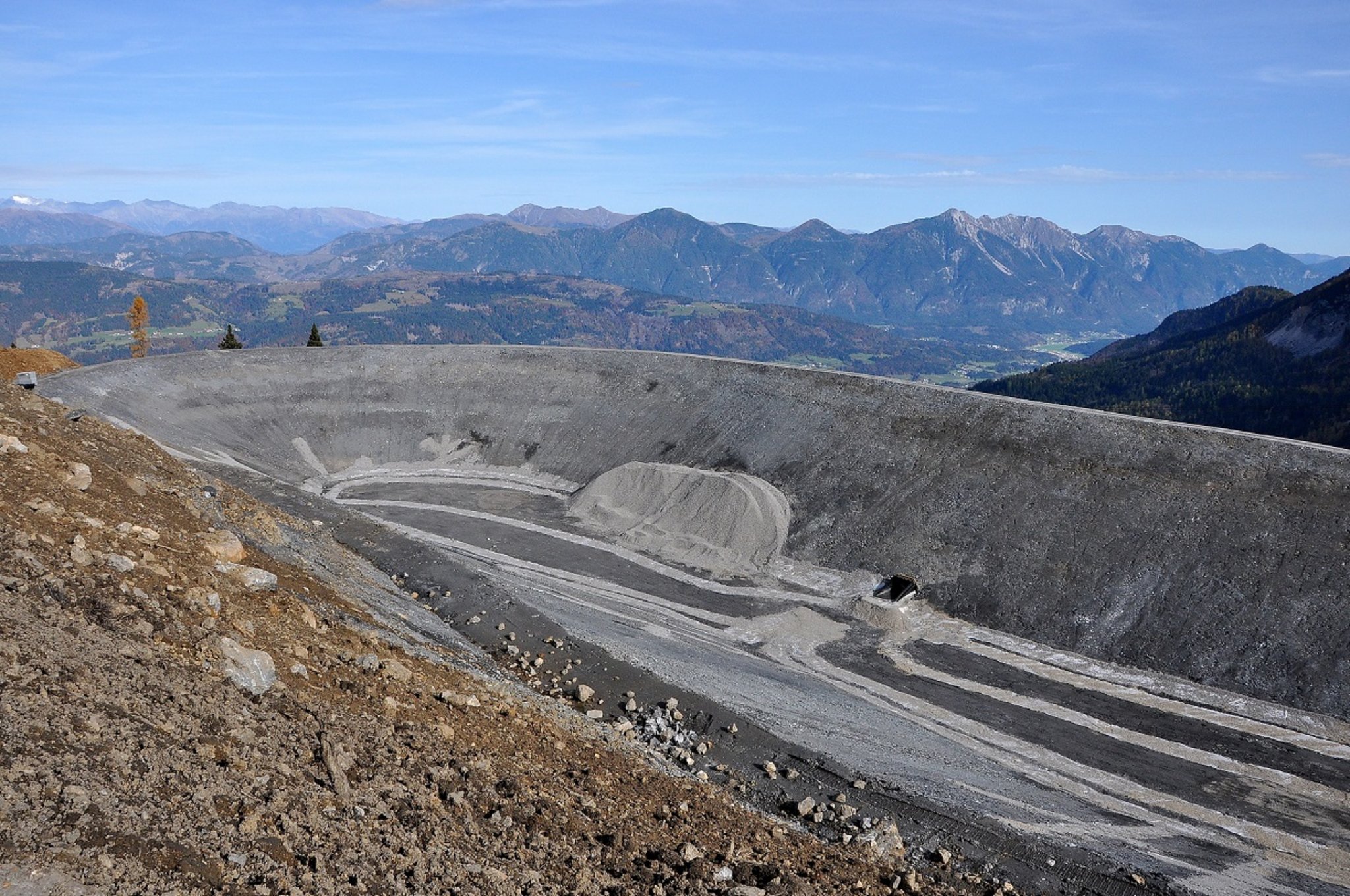 Az épülő víztározó fenn a hegyen