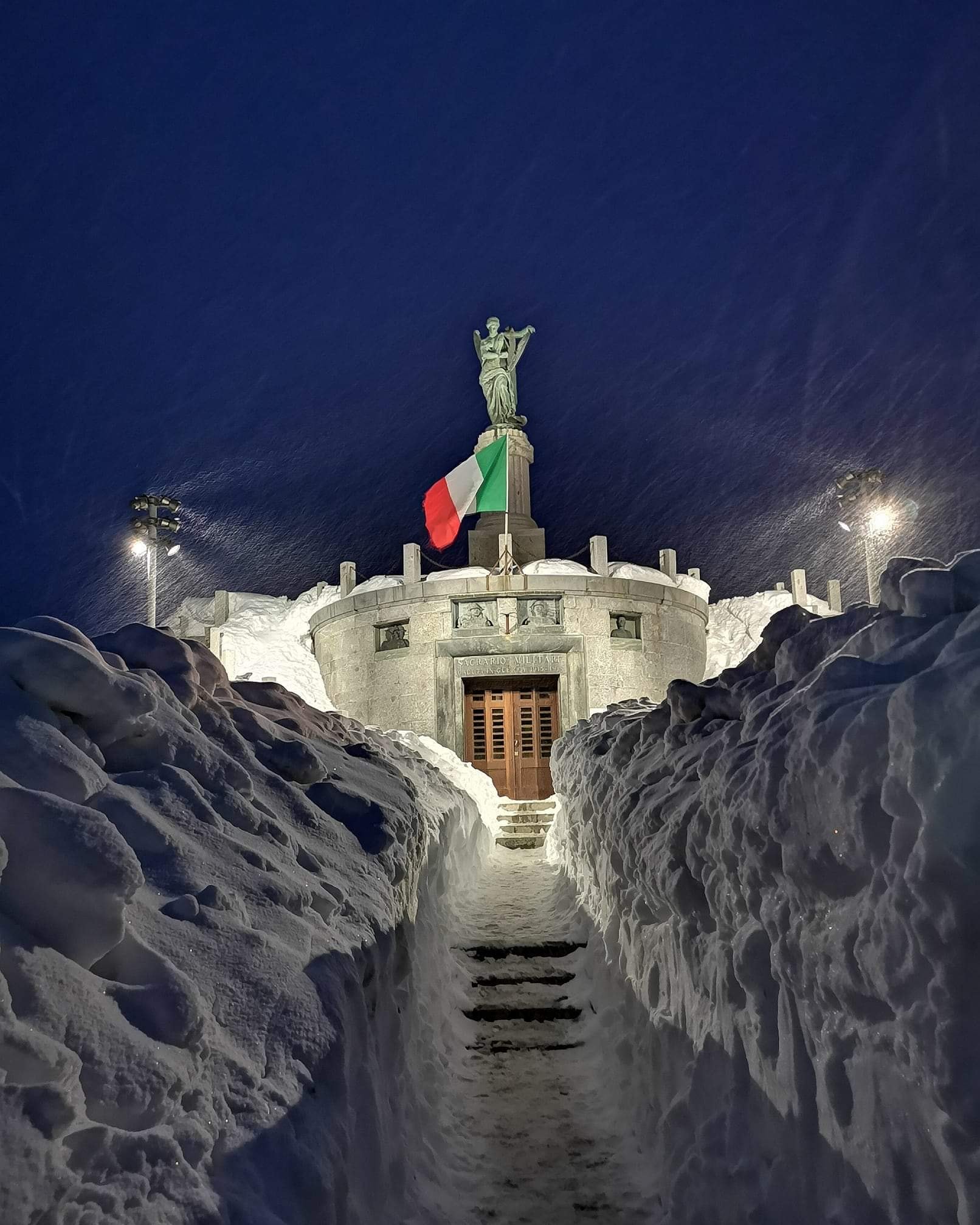 Jóval a Presena-gleccser alatt. Tonale Katonai Emlékhely bejárata (1883 m)