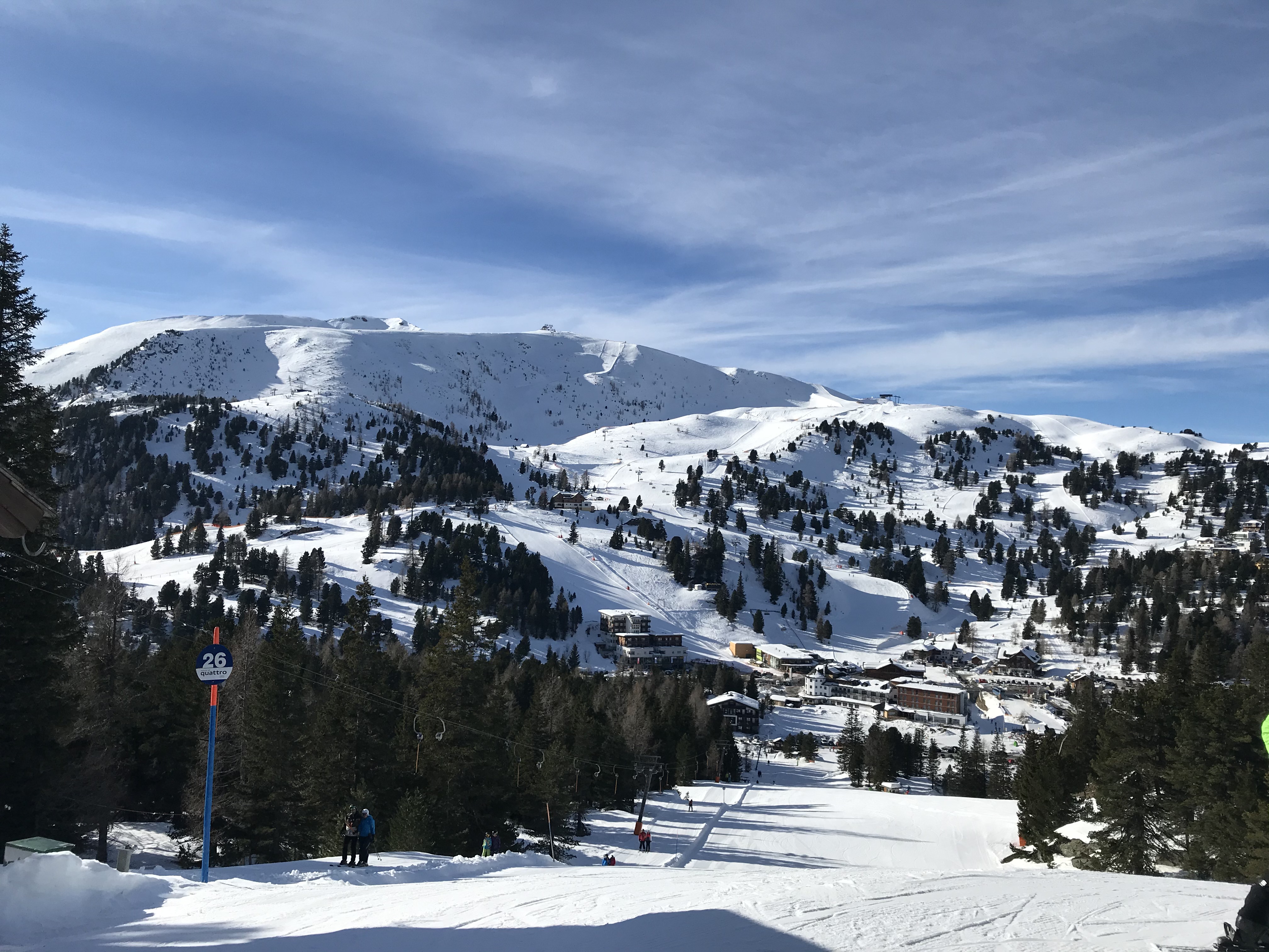 Előtérben a 26-os pálya. Ausztria legkorábban síelhető (nem gleccser) pályája (Kép: szerző)