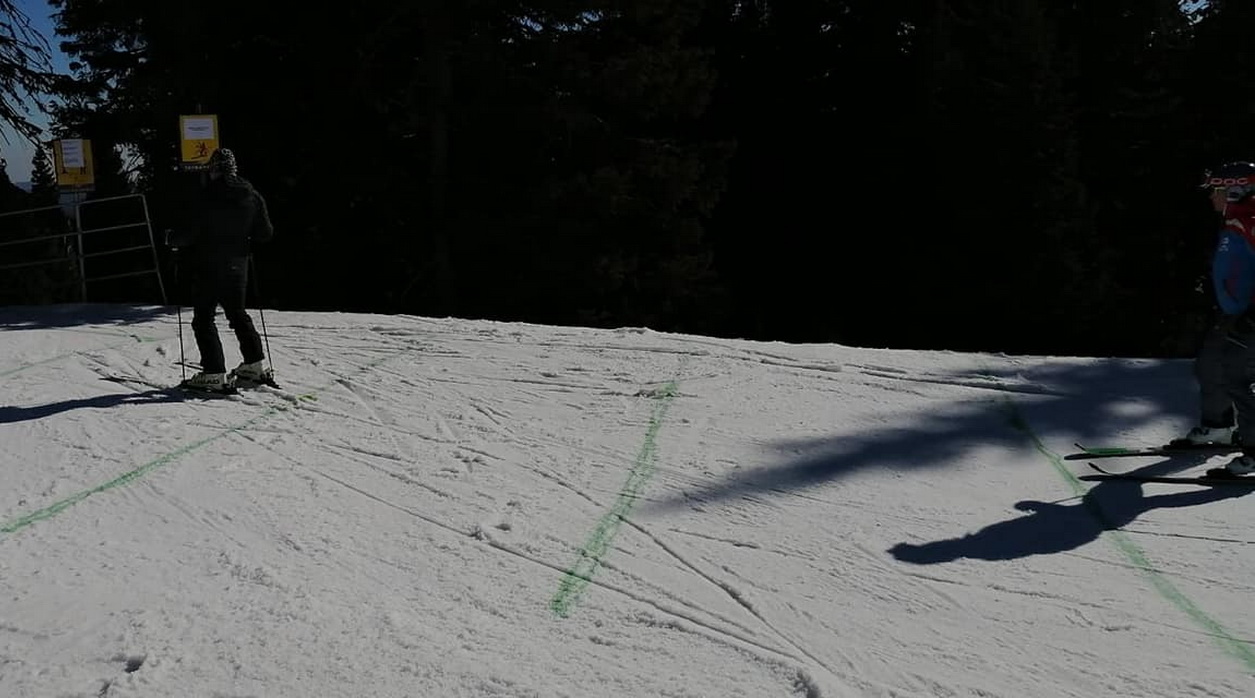 Távolságtartás a liftnél (Kép: Figura - Ubytování na Pradědu)