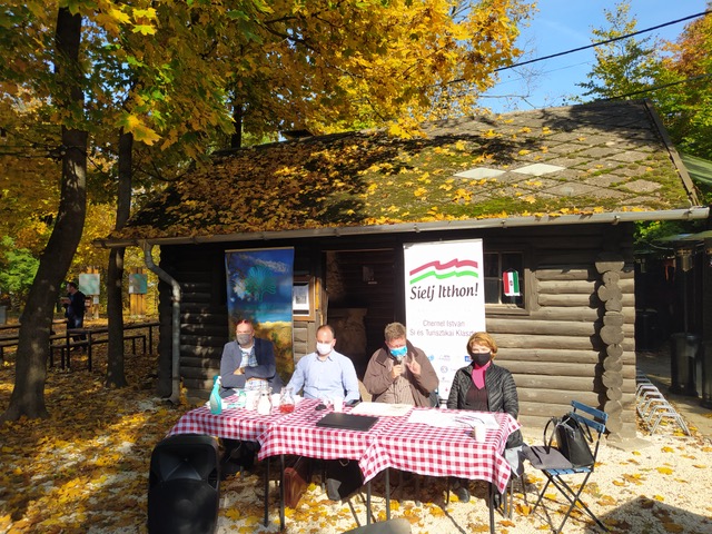 Az ülés elnökségi asztala