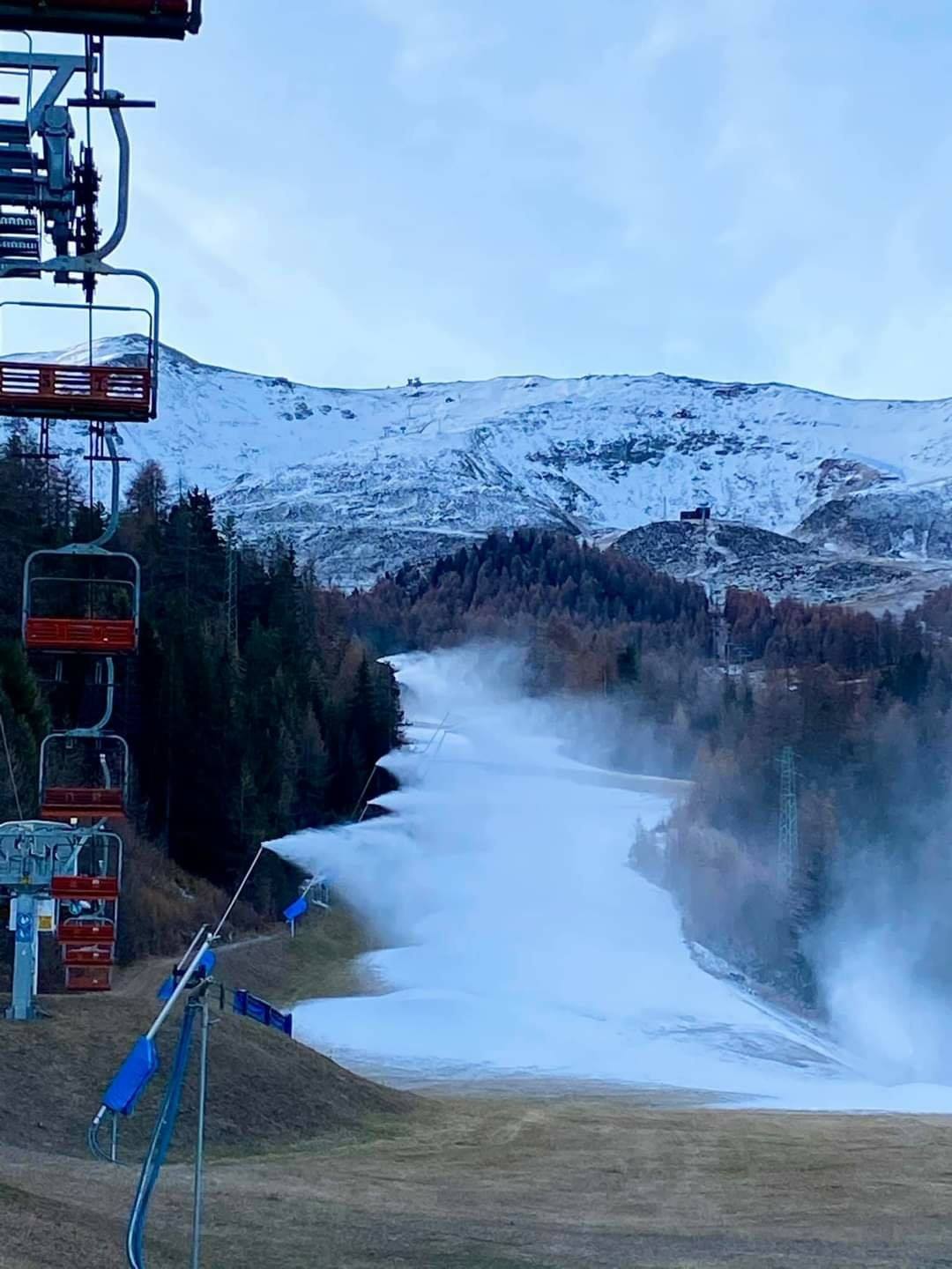 Pilaski. Itt is megkezdték a hóágyúzást.