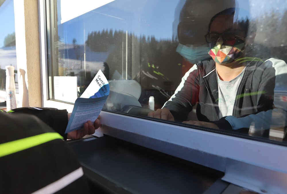 Donovaly december 14-én: egy síelő bérletet vásárol igazolással (Kép: TASR)