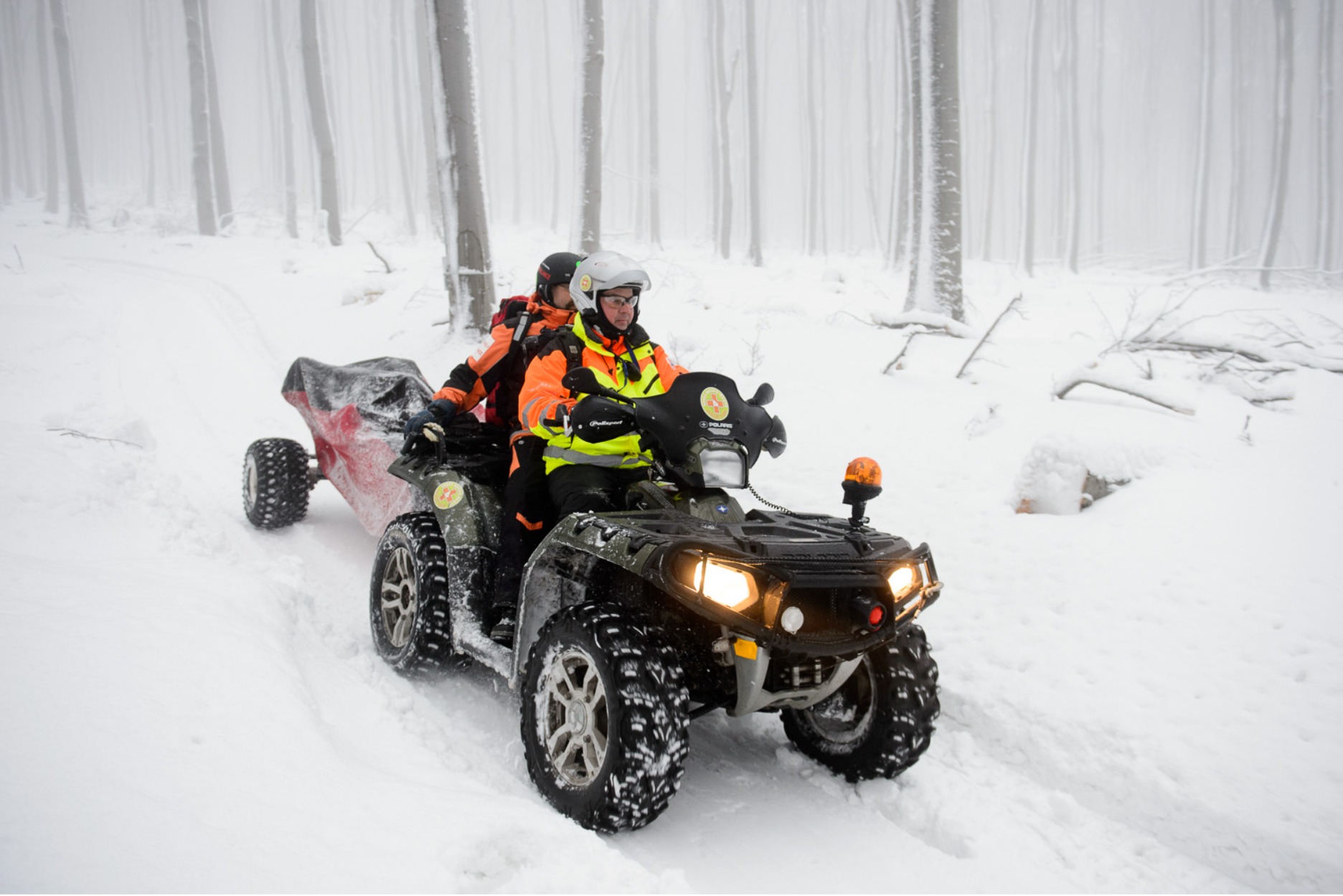 A speciális rugózó utánfutóban egy ún. „szarkofág” (mentőkosár) foglal helyet.