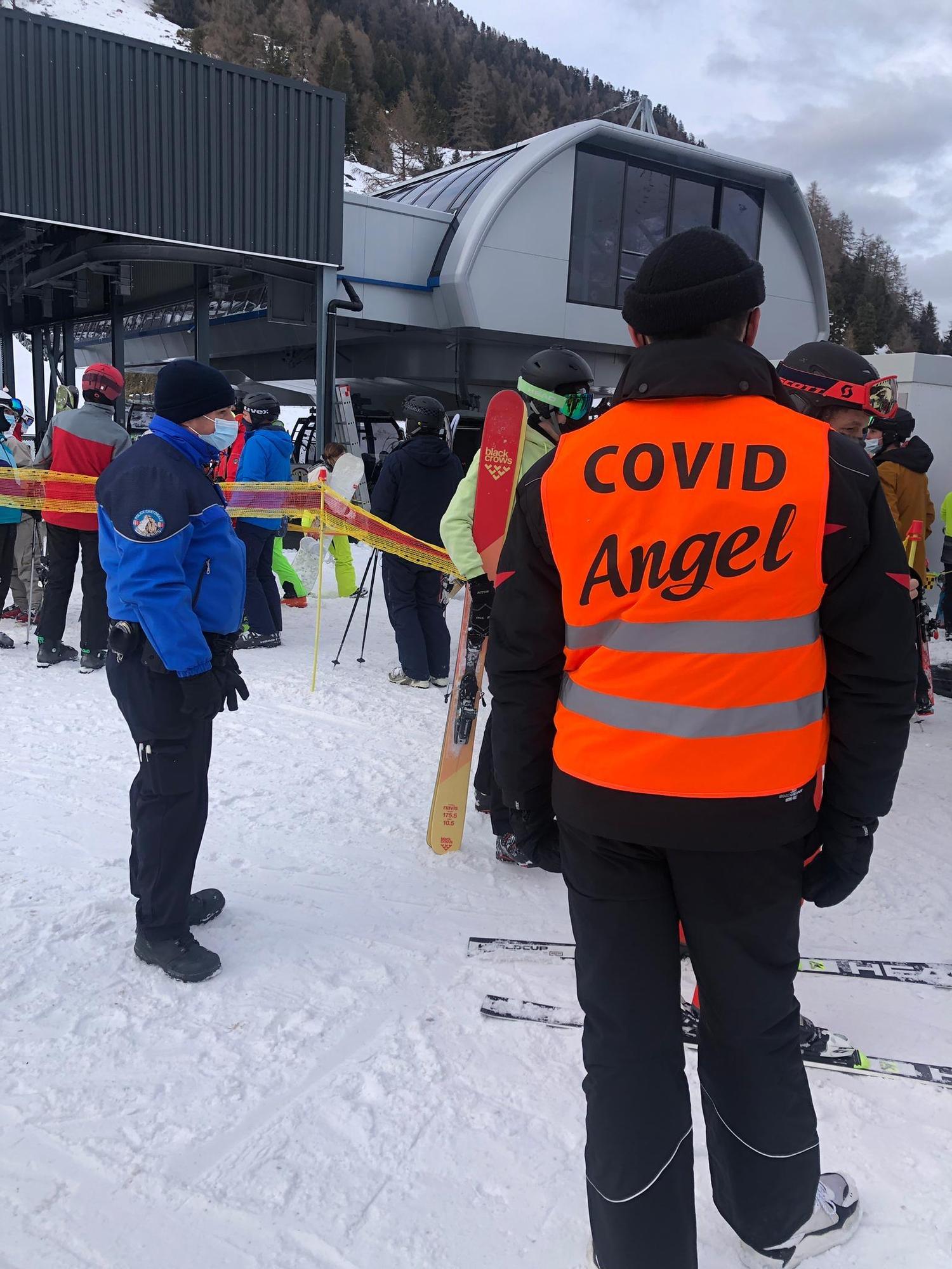 A rendőrök és a "covid angyalok" együtt dolgoznak a síterepeken (Kép: Wallis Kanton Rendőrség)